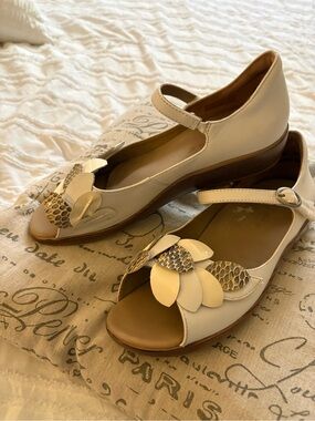 Ziera Women’s White Leather Sandals with Flower Petal Detail and Velcro Closures